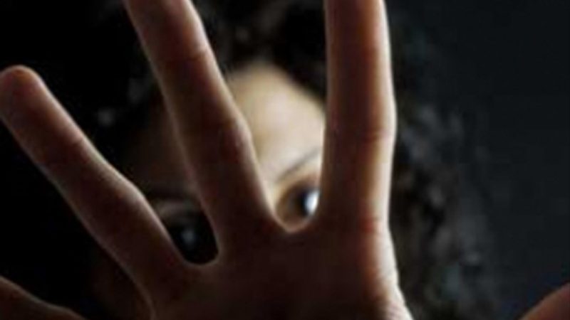 Sfonda la porta a colpi d'ascia e aggredisce la moglie e il figlio Sfonda la porta a colpi d'ascia e aggredisce la moglie e il figlio