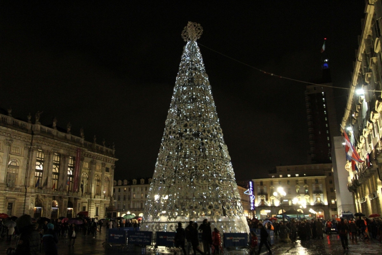 Albero Di Natale A Torino.A Torino Un Albero Di Natale Alto 18 Metri E A Biella