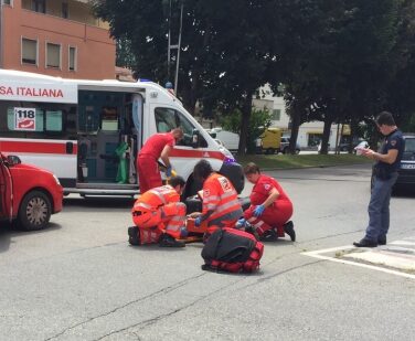 Scontro tra auto e scooter: interviene il 118