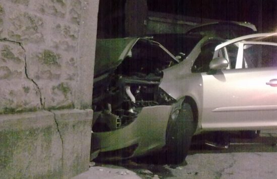 Auto si schianta contro il muro di una casa