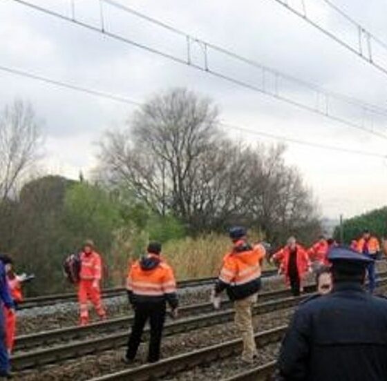 si butta sotto il treno