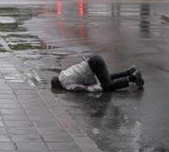 Ubriaco dà in escandescenze in un palazzo