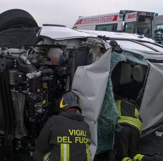 Si ribalta sull’A4 e viene sbalzato dall’auto: 21enne in rianimazione