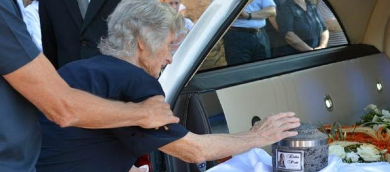 Un Tappeto Di Fragole Al Funerale Di Erika Preti La