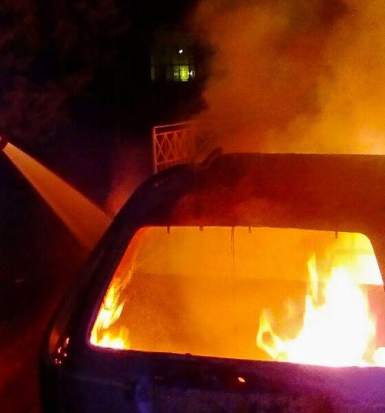 Auto avvolta dalle fiamme mentre è in marcia: allarme a Zubiena