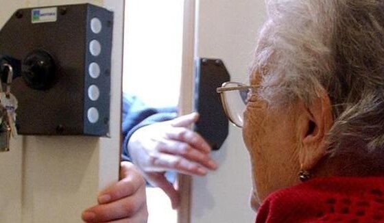 «Sono tua nipote mi serve aiuto»...ma l’anziana non ci casca