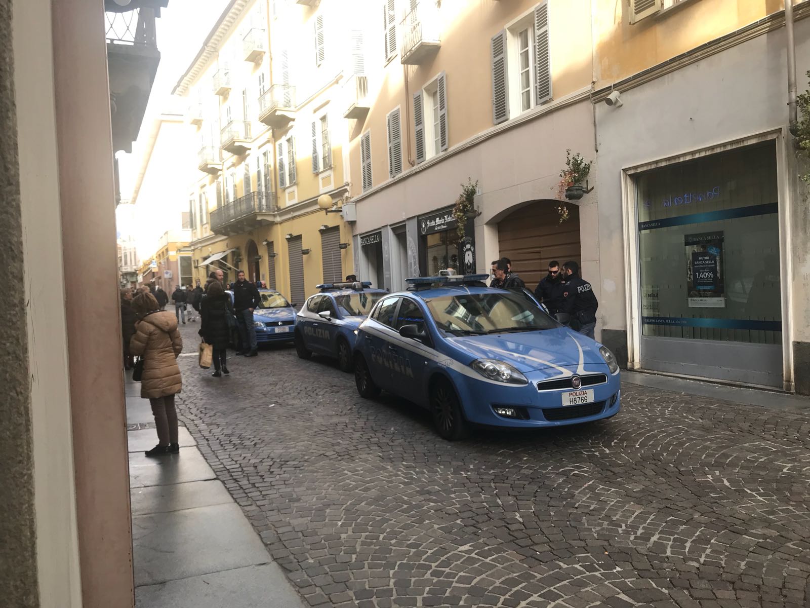 La polizia ferma un uomo in via Italia