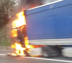Camion in fiamme