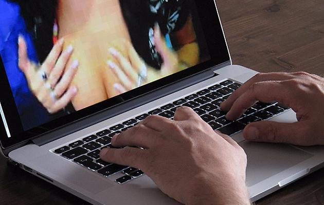 Sappiamo che guardi film porno paga o lo diciamo a tutti