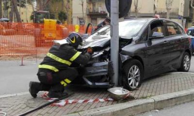 auto si schianta contro un palo della luce