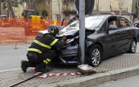 auto si schianta contro un palo della luce