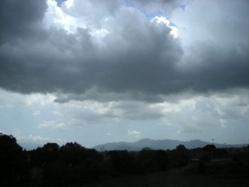 Ancora pioggia e rovesci temporaleschi oggi a Biella. Un'area di bassa pressione abbraccia la Regione determinando marcato maltempo con piogge diffuse, anche a carattere di rovescio o temporale.