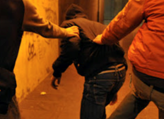 Due ragazzi si picchiano al Piazzo