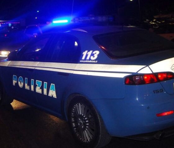 Urla e lancia oggetti contro le finestre, interviene la polizia
