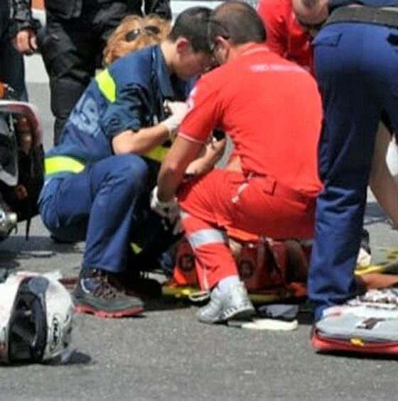 Schianto tra auto e scooter: giovane centauro finisce in ospedale