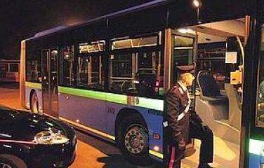 Si rifiuta di pagare il biglietto, aggredisce l'autista e gli rompe gli occhiali