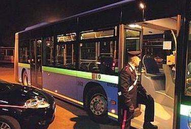 Si rifiuta di pagare il biglietto, aggredisce l'autista e gli rompe gli occhiali