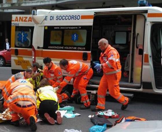 Col furgone si incastra sotto un camion: muore corriere di 19 anni. Violentissimo scontro tra i due veicoli, nulla da fare per il giovane alla guida del mezzo più leggero.