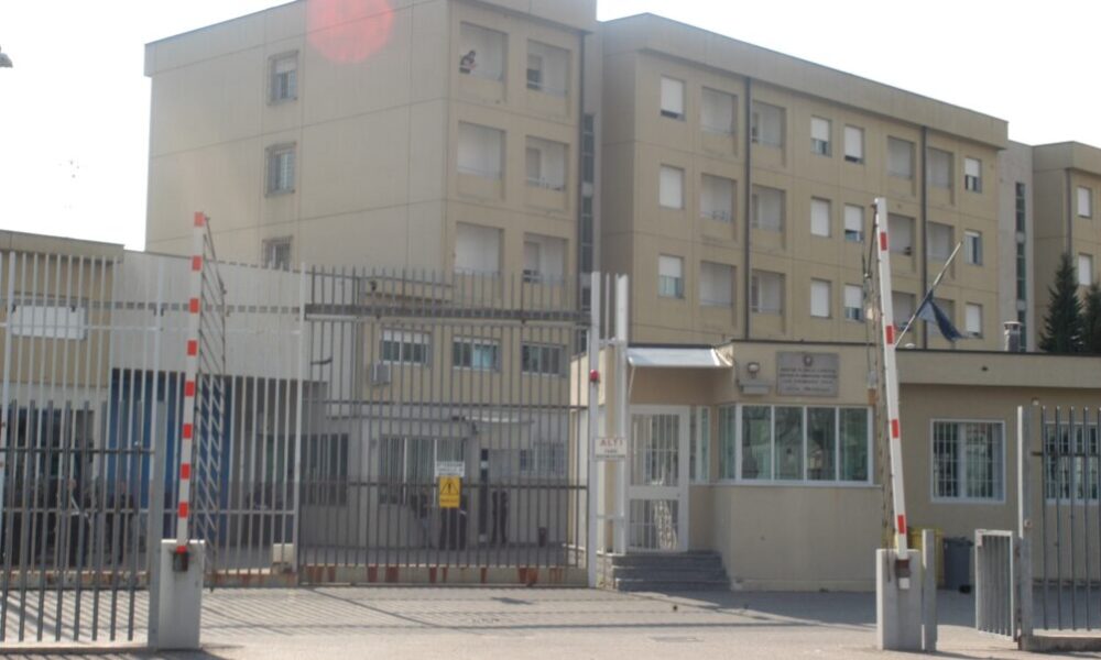 Biella, detenuto dà fuoco alla sua cella e lancia escrementi contro gli agenti