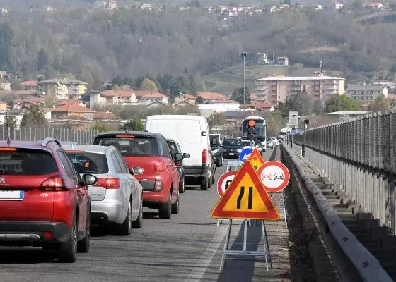 salvato un uomo sul ponte della tangenziale