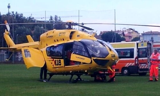 Colpito dal ramo di un albero abbattuto: trasportato d’urgenza in ospedale