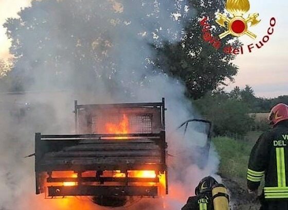 Paura a Sandigliano per un furgone in fiamme