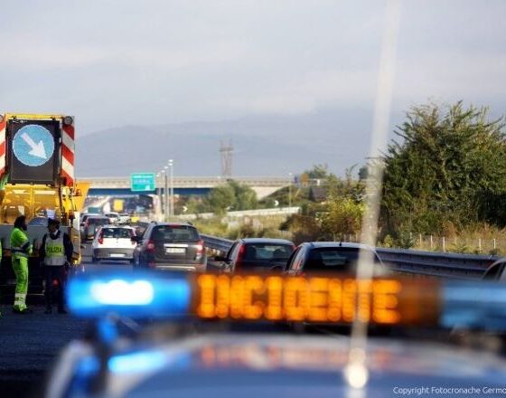 Ambulanza si ribalta sull'A26: paziente sbalzato, è gravissimo