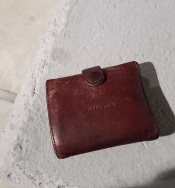 Trova un portafoglio e lo consegna ai carabinieri