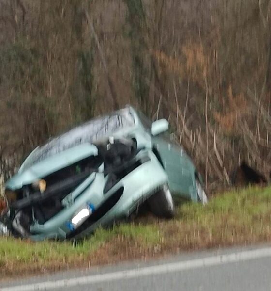 Auto fuori controllo travolge i cartelli stradali