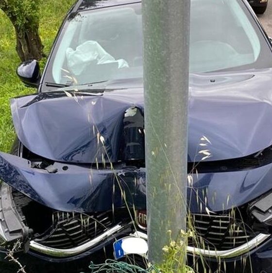Si schianta contro un palo, donna trasportata in ospedale