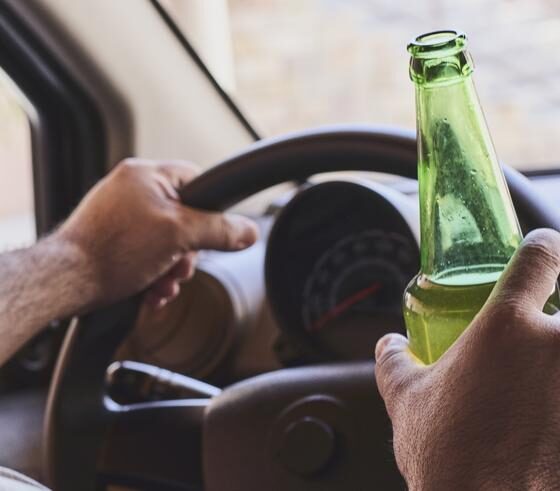 Ubriaco finisce con l'auto fuori strada e rifiuta l'alcol test