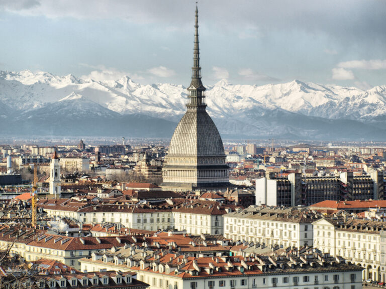 Panorama di Torino con le Alpi sullo sfondo