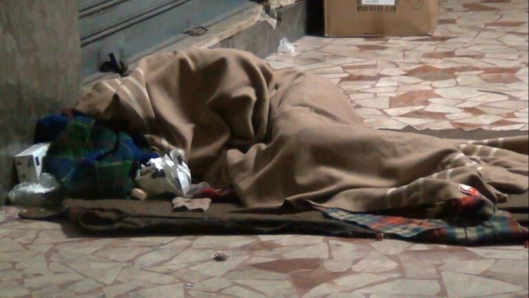 Dorme in un garage avvolto da un telo di plastica. Un giovane uomo, di 28 anni, senza fissa dimora, ha trasformato il garage di un palazzo nella sua stanza da letto. Il fatto è accaduto la notte scorsa a Cossato.