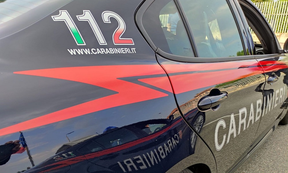 Lancia transenna contro i vicini: arrestata pensionata di 74 anni