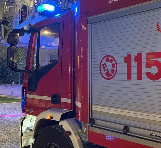 Cossato, crolla un muretto in via Corridoni: strada occupata dai detriti e traffico in tilt