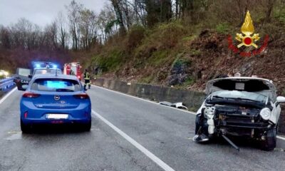 Incidente a Sostegno, due feriti. Sul posto si sono portate una squadra dei vigili del fuoco di Biella e due di Ponzone, che sono intervenute con i loro mezzi per portare soccorso ai conducenti e per mettere in sicurezza l’area dell’incidente.