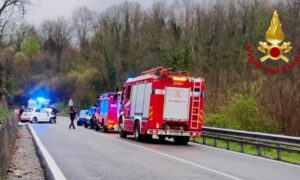Incidente a Sostegno, due feriti. Sul posto si sono portate una squadra dei vigili del fuoco di Biella e due di Ponzone, che sono intervenute con i loro mezzi per portare soccorso ai conducenti e per mettere in sicurezza l’area dell’incidente.