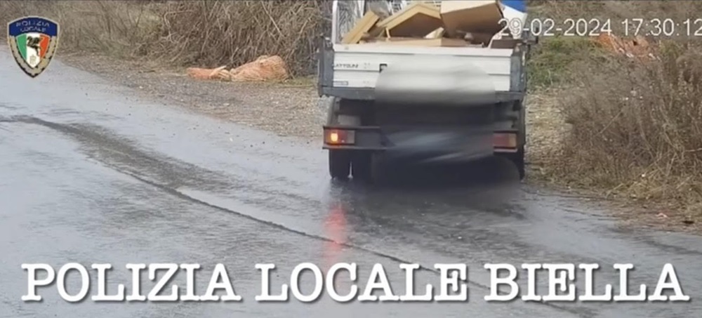 Abbandono dei rifiuti, due furbetti scoperti con le fototrappole. Nei giorni scorsi, nella zona all’interno del centro abitato di Biella, dove vi era stato un altro recente abbandono di materiale inerte, la Polizia Locale ha deciso di posizionare una telecamera.