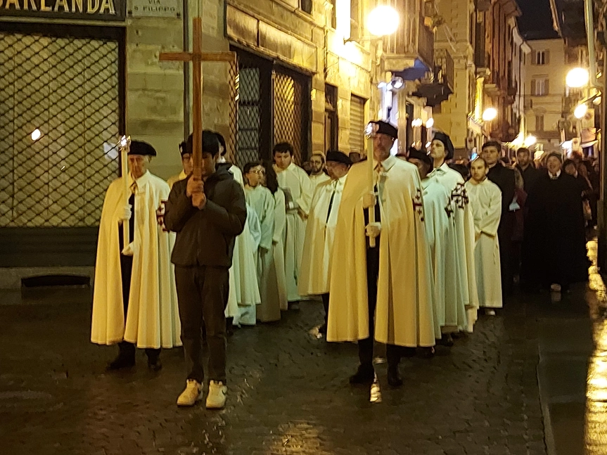 Via Crucis con bestemmie a Biella. Subito sono stati chiamati i carabinieri, per evitare che la situazione si protraesse e finisse per rovinare il momento di preghiera al culmine delle celebrazioni del Venerdì Santo.