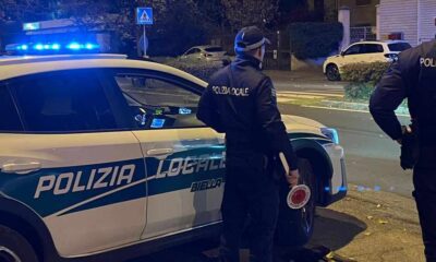 anziana in difficoltà sotto la pioggia