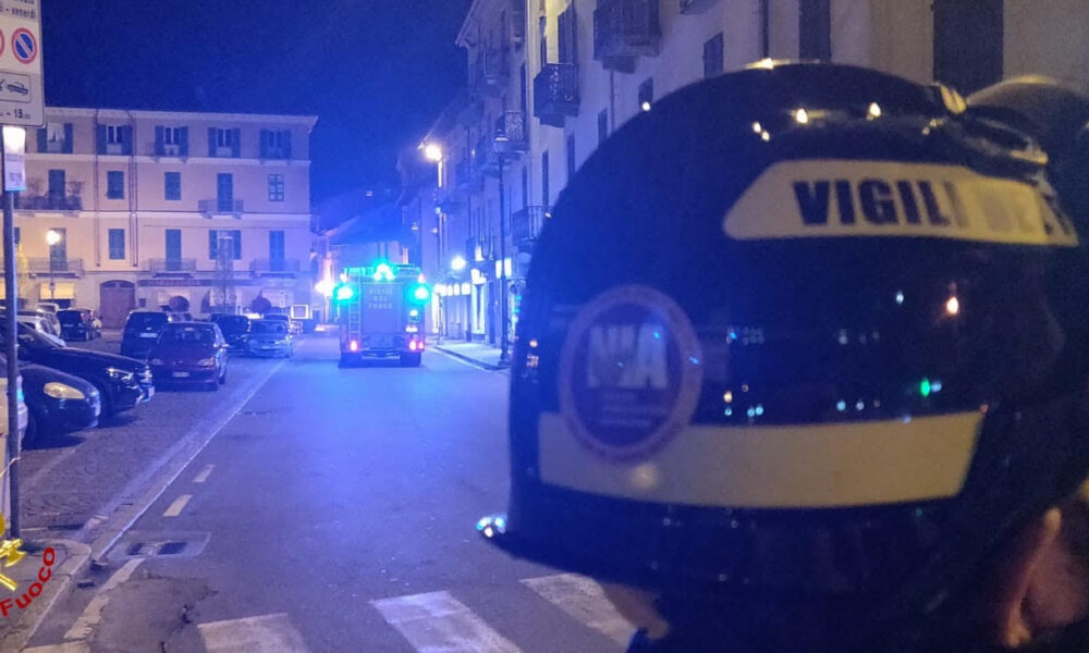 Cade in casa, soccorsa dai vigili del fuoco. E' successo a Biella in piazza Martiri della Libertà. La donna e stata successivamente affidata alle cure del 118, poco dopo arrivato sul posto