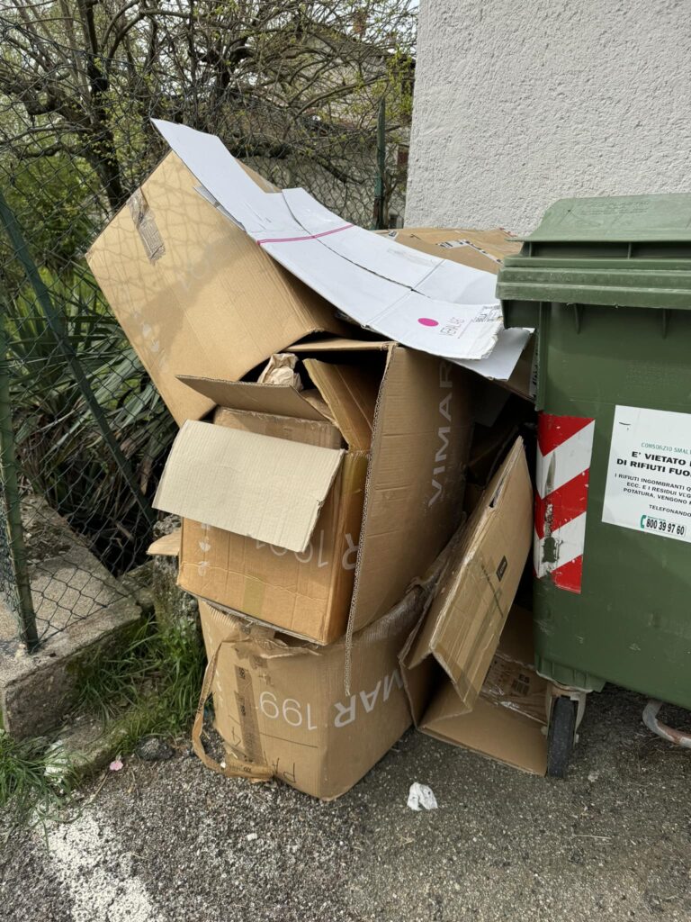Ritardi sulla raccolta rifiuti a Tollegno, la gente si lamenta