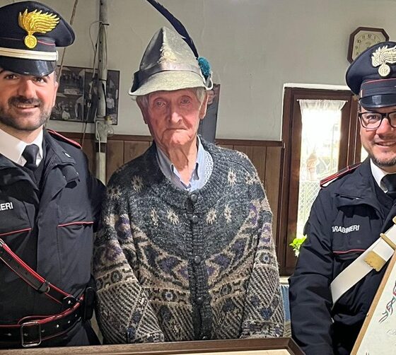 I carabinieri incontrano l'alpino Renato Colombo di 103 anni. L'anziano ha raccontato la sua storia durante la guerra, alla quale ha preso parte arruolato tra le file dell’Artiglieria alpina gruppo Aosta Divisione Taurinense. 