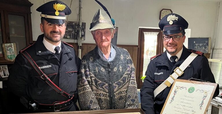 I carabinieri incontrano l'alpino Renato Colombo di 103 anni. L'anziano ha raccontato la sua storia durante la guerra, alla quale ha preso parte arruolato tra le file dell’Artiglieria alpina gruppo Aosta Divisione Taurinense. 