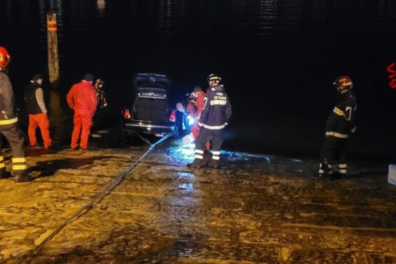 Auto senza passeggeri si inabissa nel lago Maggiore. E' durato quasi cinque ore l'intervento di recupero di un'automobile che, nel tardo pomeriggio di ieri, si è inabissata nel lago Maggiore a Verbania, in località Suna.