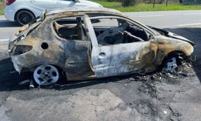 Auto distrutta dal fuoco