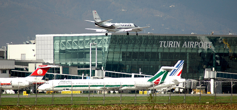 Muore d'infarto durante il volo in aereo. Un uomo di 35 anni ha perso la vita in volo sul Torino-Lamezia Terme di Raynair, decollato da Caselle alle 11 di ieri.
