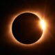 Oggi eclissi solare totale. Il fenomeno si verifica quando la Luna passa tra la Terra e il Sole, oscurando il disco solare per chi lo guarda dalla Terra.