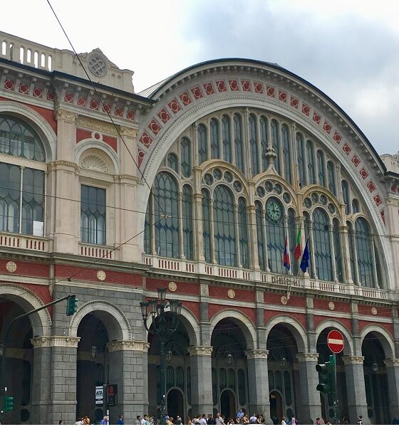 dodicenne violentata nei bagni della stazione