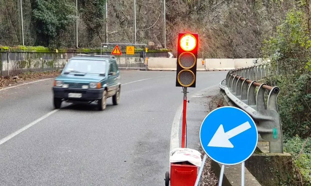 Vandali stupidi rubano la batteria di un semaforo. Non c'è mai limite alla stupidità. Lo dimostrano i protagonisti della bravata commessa la notte scorsa a Cossato, in località Castellengo.